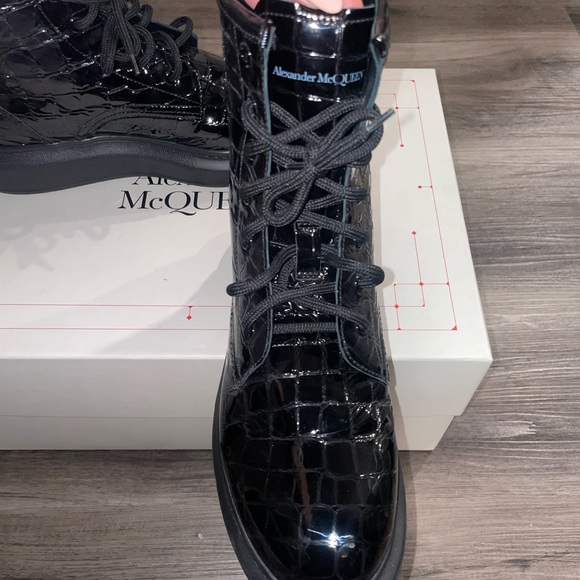 Alexander McQueen glossy lace up croc boots - Picture 5 of 7